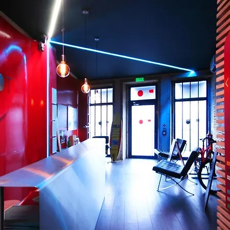Hostel Pilot Design & Bar