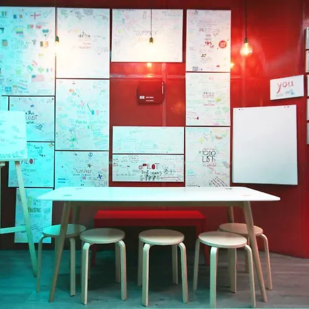Pilot Design & Bar Hostal Oporto