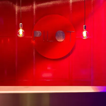 Pilot Design & Bar * بورتو